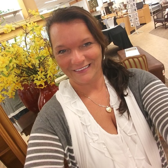 Meet your Posher, Dawn - Picture 2 of 2